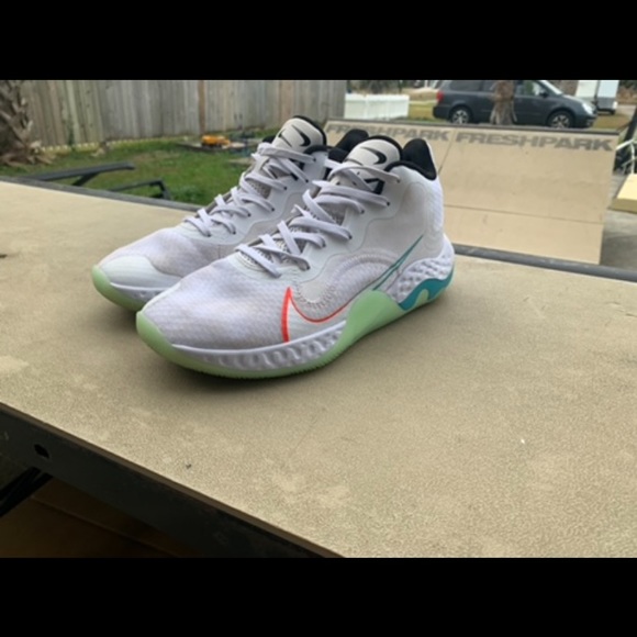 Size 9 Nike basketball shoes - Picture 5 of 5